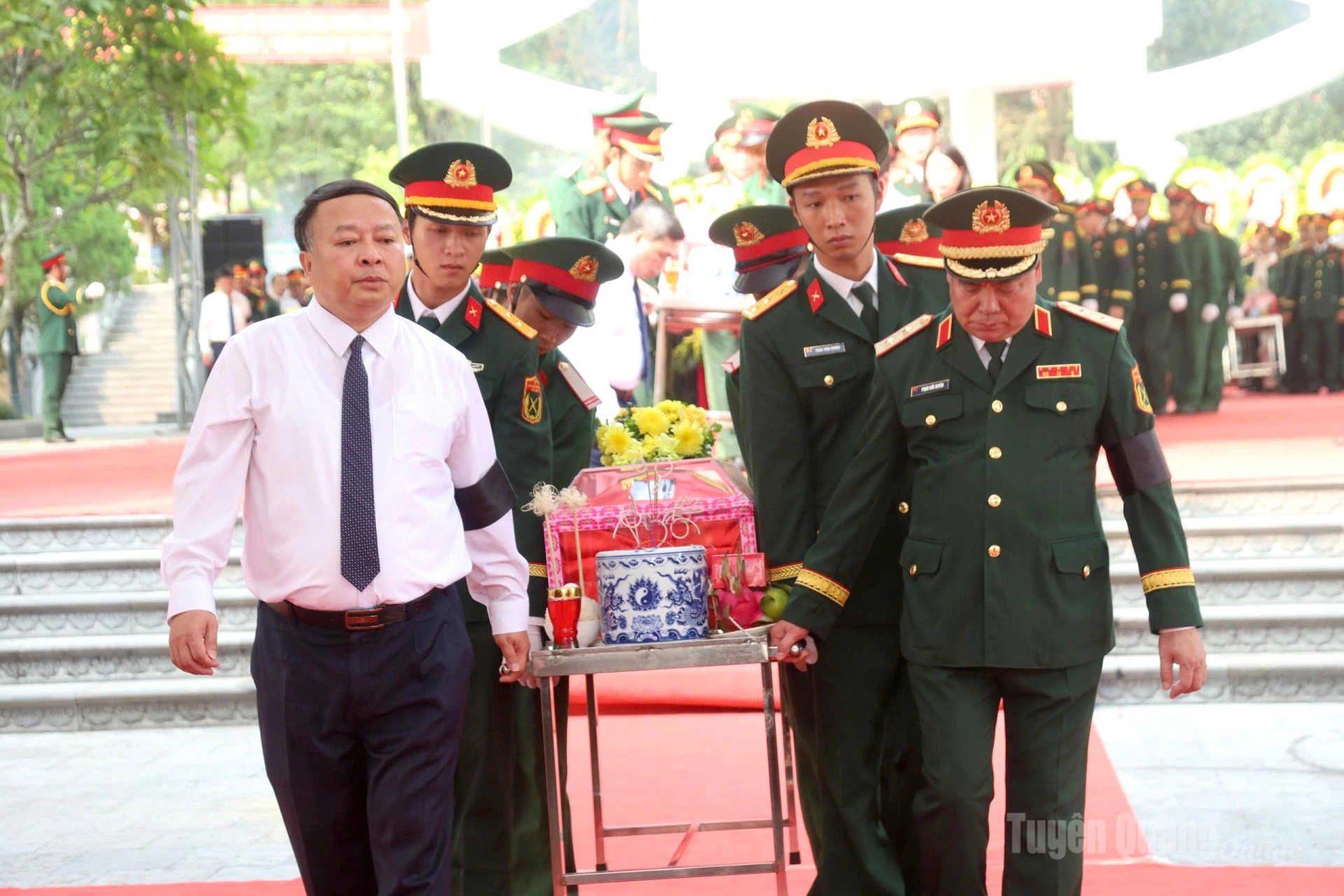 Đồng chí Chủ tịch HUBND tỉnh Phan Huy Ngọc di chuyển hài cốt liệt sĩ. Ảnh: Văn Long