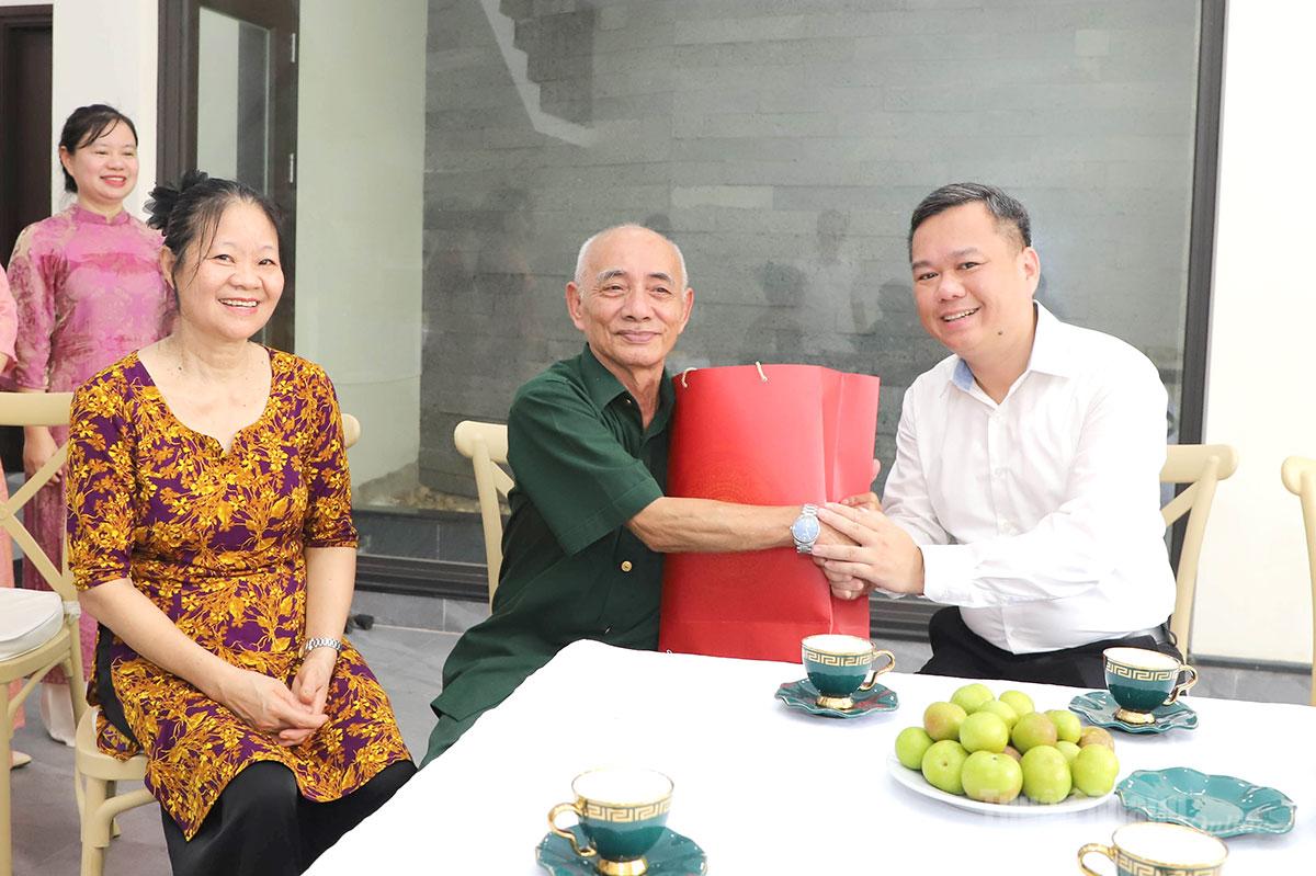 Phó Chủ tịch UBND tỉnh, Bí thư Đảng ủy phường Minh Xuân Đỗ Hùng Đức tặng quà của phường Minh Xuân cho ông Hà Hoa Bắc.