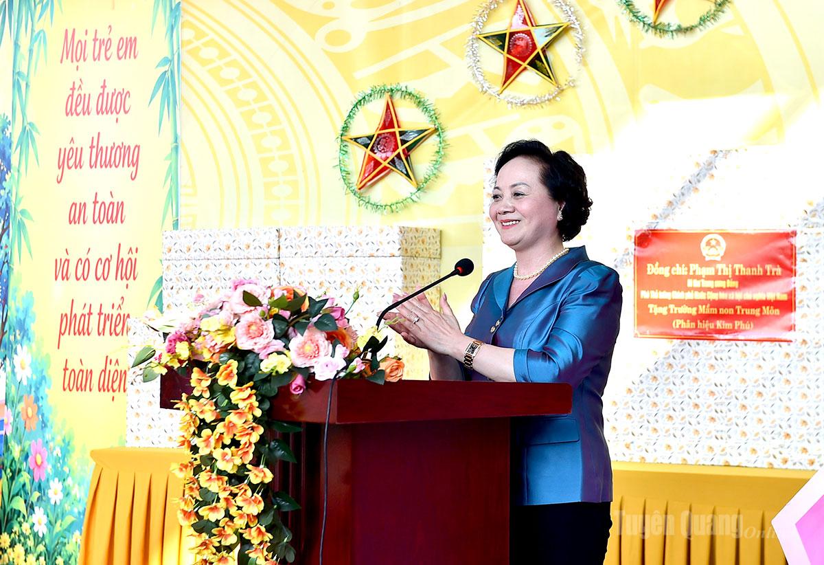 Phó Thủ tướng Phạm Thị Thanh Trà phát biểu với thầy cô và các em học sinh Trường Mầm non Trung Môn.