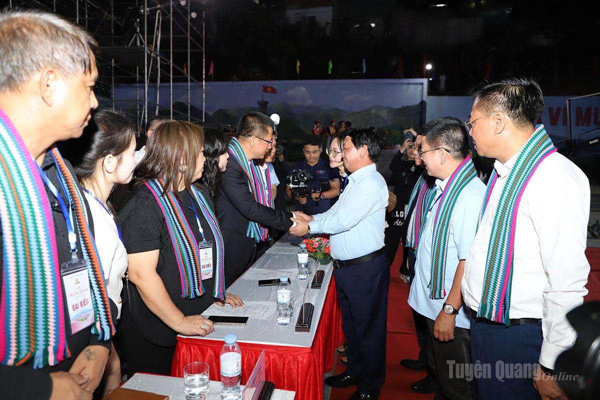 Bí thư Tỉnh ủy Hầu A Lềnh thăm hỏi các đại biểu quốc tế dự khai mạc Lễ hội hoa Tam giác mạch lần thứ XII.
