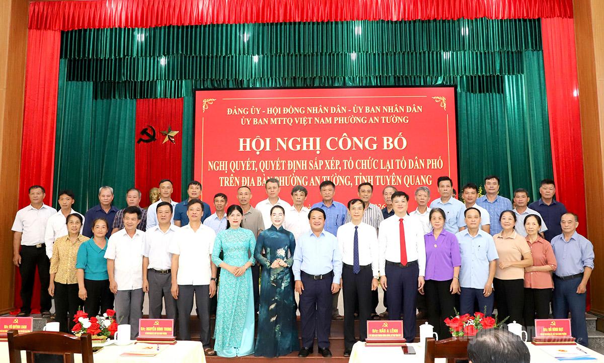 Bí thư Tỉnh ủy Hầu A Lềnh chụp ảnh lưu niệm với các cán bộ thôi tham gia hoạt động tại các tổ dân phố phường An Tường sau sắp sếp, sáp nhập.