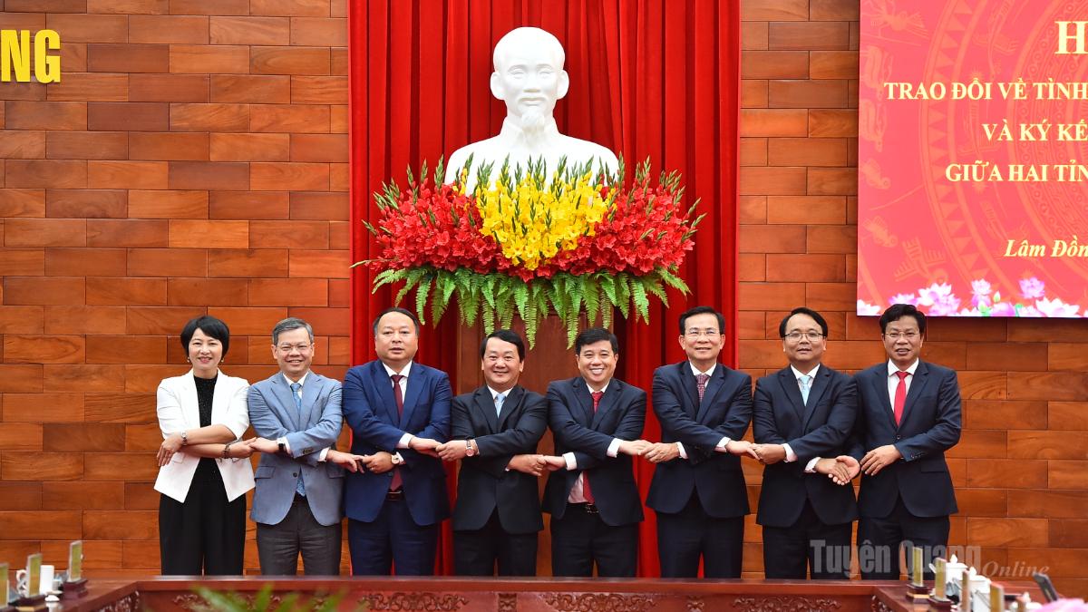 Các đồng chí Thường trực Tỉnh ủy hai tỉnh Tuyên Quang - Lâm Đồng cùng bắt tay đoàn kết thắt chặt tình cảm giữa hai địa phương.