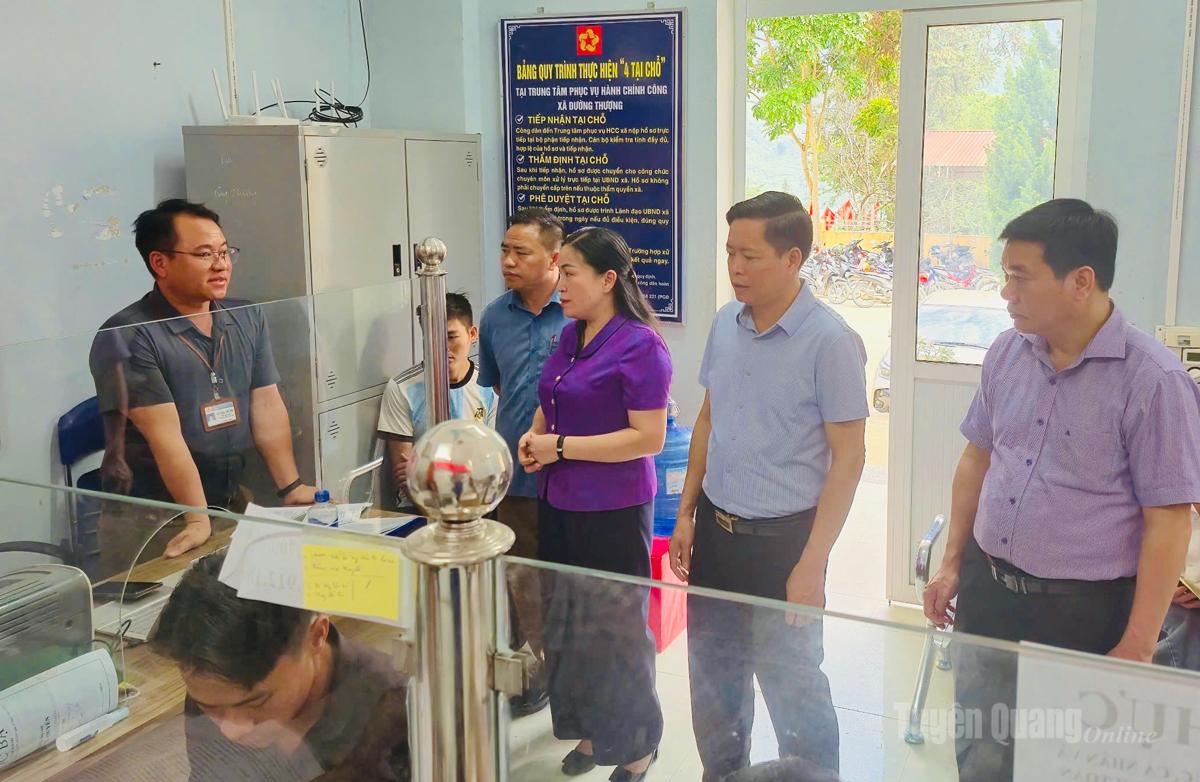 Đoàn kiểm tra hoạt động tại Trung tâm phục vụ hành chính công xã Đường Thượng.