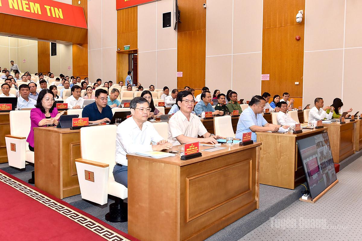 Các đồng chí lãnh đạo Trung ương và lãnh đạo tỉnh dự hội nghị.