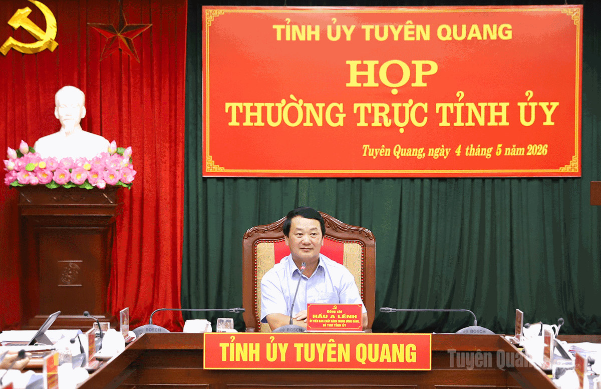 Bí thư Tỉnh uỷ Hầu A Lềnh phát biểu kết luận cuộc họp.