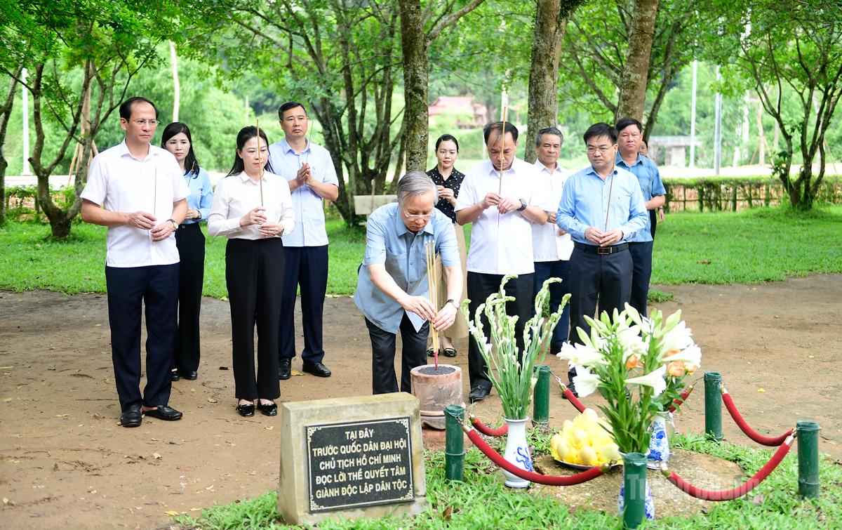 Đồng chí Trần Quốc Vượng, nguyên Ủy viên Bộ Chính trị, nguyên Thường trực Ban Bí thư và các đồng chí lãnh đạo tỉnh dâng hương tại đình Tân Trào.