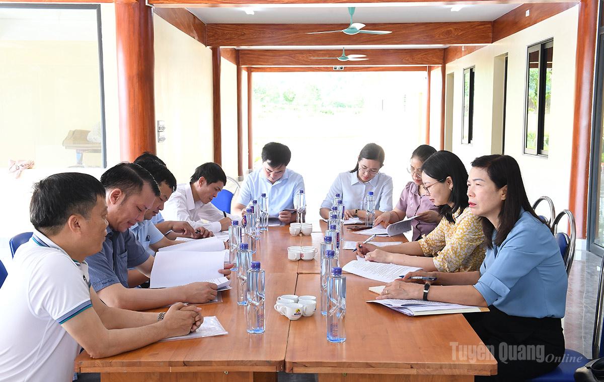 Đồng chí Phó Chủ tịch HĐND tỉnh Phạm Thị Minh Xuân và đoàn giám sát làm việc với đơn vị đầu tư Dự án đầu tư xây dựng cơ sở hoả táng Vĩnh Hằng Tuyên Quang tại xã Sơn Dương.