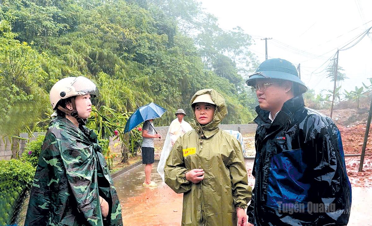 Đồng chí Đỗ Diên Hiếu (bên phải), Chủ tịch UBND xã Xuân Giang kiểm tra tình hình mưa lũ trên địa bàn xã
ngày 3-8-2026. Bài, ảnh: Trang Tâm