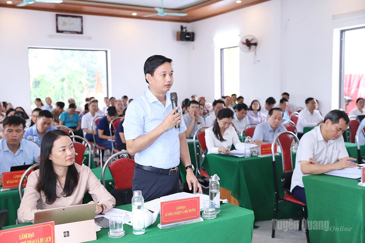 Lãnh đạo Sở Nông nghiệp và Môi trường trả lời những ý kiến, kiến nghị của cử tri về lĩnh vực đất đai.
