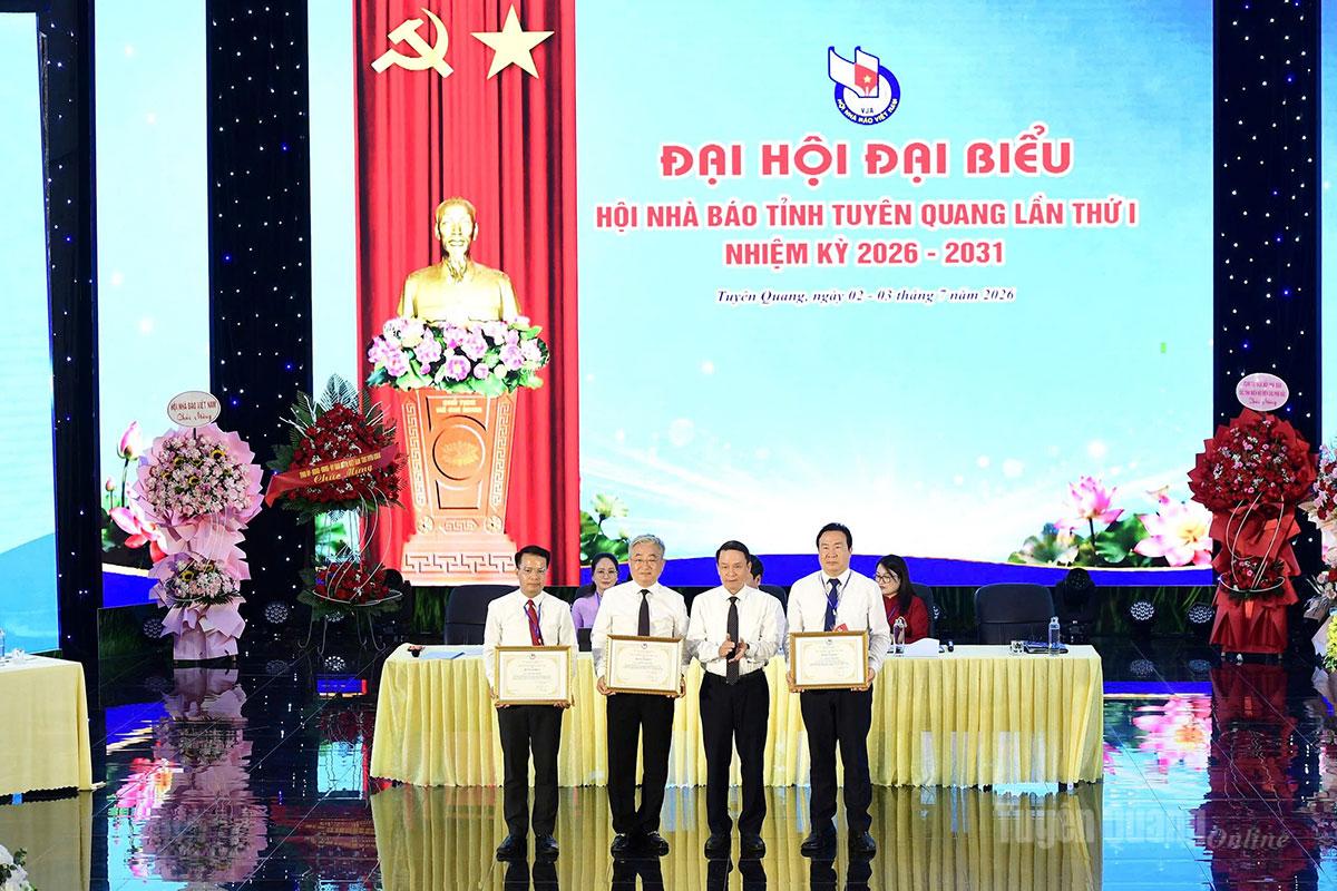 Lãnh đạo Hội Nhà báo Việt Nam tặng Bằng khen cho các cá nhân.
