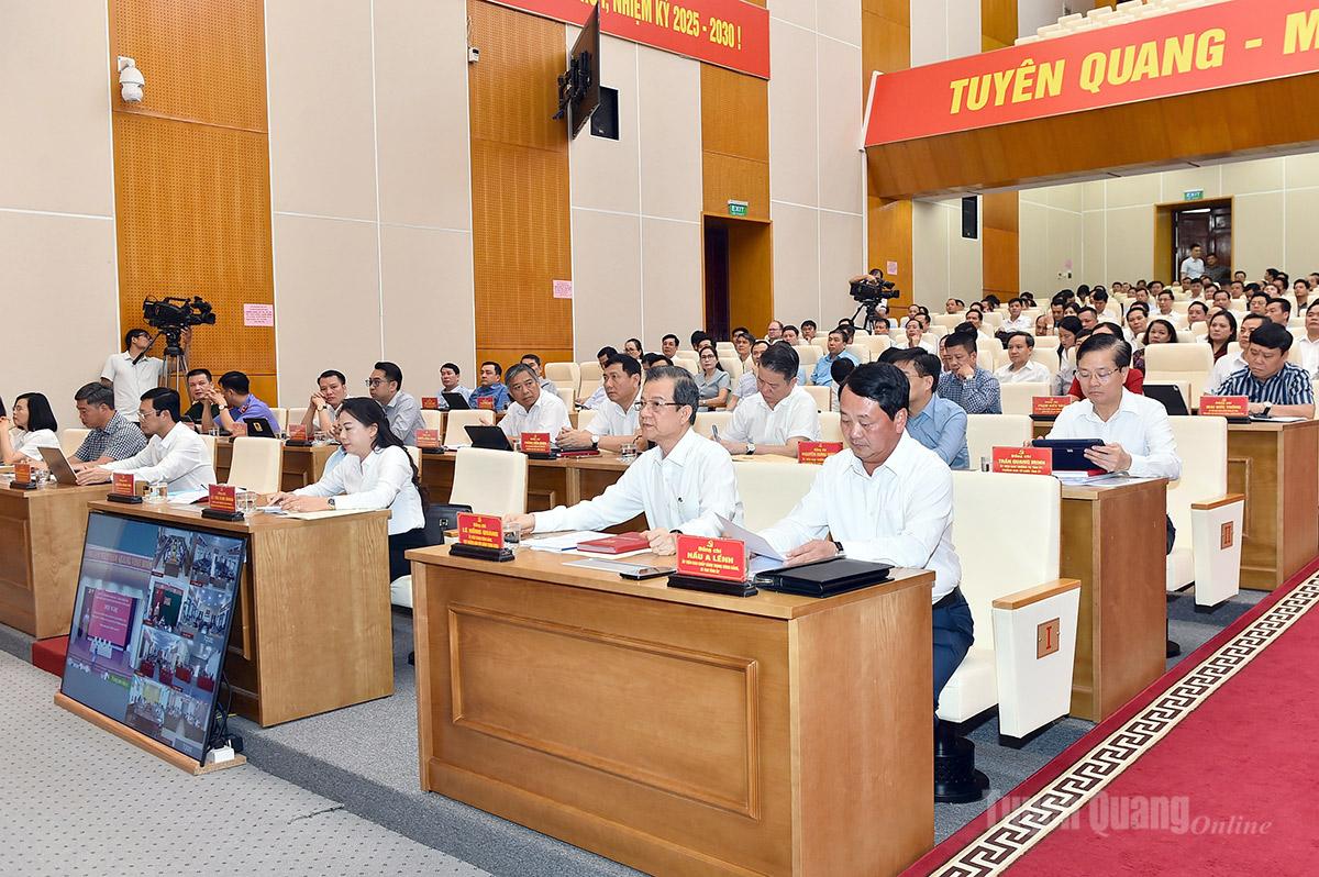 Các đồng chí lãnh đạo Trung ương và lãnh đạo tỉnh dự hội nghị.