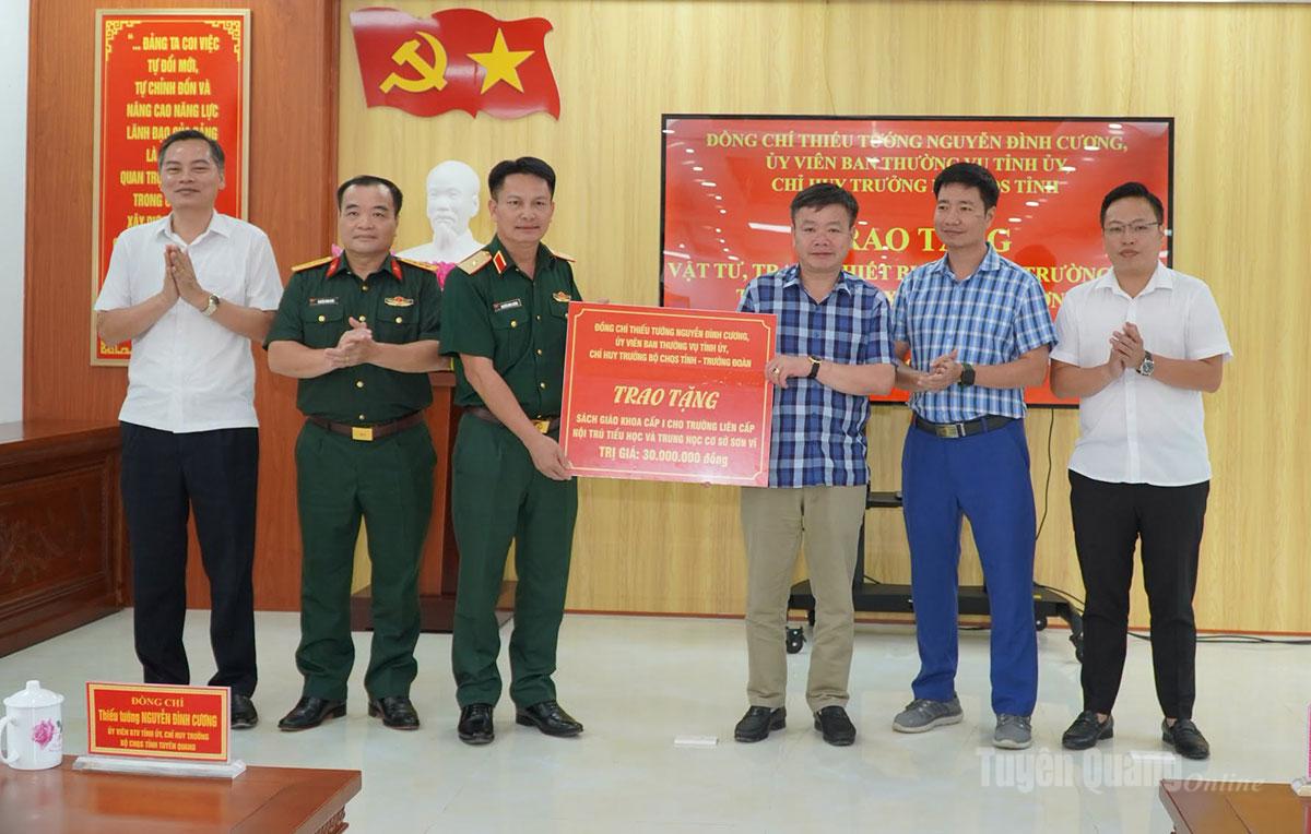 Chỉ huy Trưởng Bộ Chỉ huy Quân sự tỉnh Nguyễn Đình Cương tặng quà cho xã Sơn Vĩ.