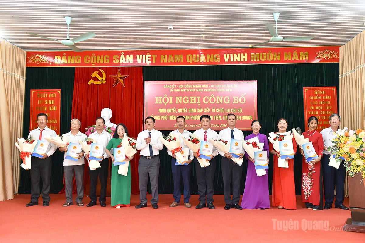 Lãnh đạo UBND phường Nông Tiến trao quyết định, tặng hoa cho các Tổ trưởng lâm thời các tổ dân phố phường Nông Tiến.