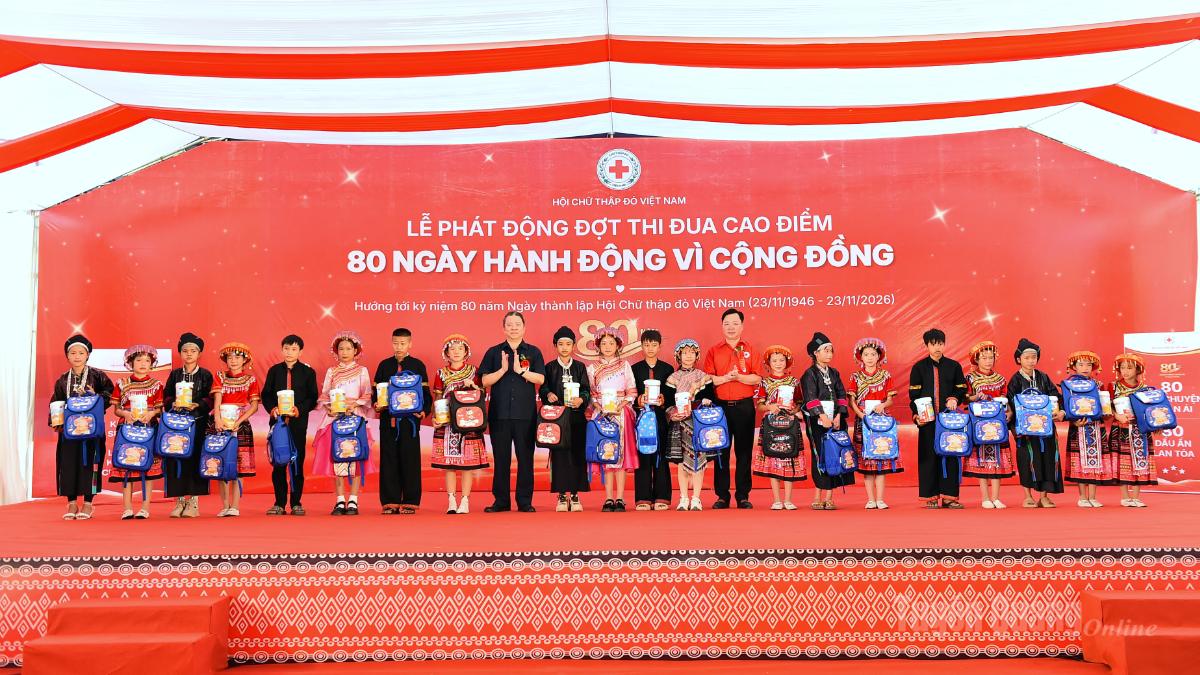 Các đồng chí lãnh đạo Hội Chữ thập đỏ Việt Nam, tỉnh Tuyên Quang trao quà đầu năm học cho học sinh Trường PTDT bán trú Tiểu học Nấm Dẩn.