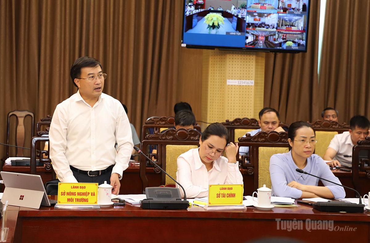 Lãnh đạo Sở Nông nghiệp và Môi trường báo cáo tiến độ chuyển đổi cơ cấu cây trồng, vật nuôi.