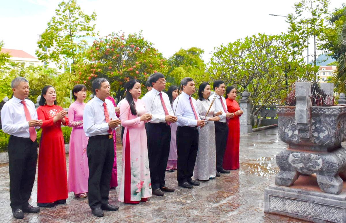 Ban Chấp hành Đảng uỷ MTTQ, các đoàn thể tỉnh dâng hương tại Đền thờ Chủ tịch Hồ Chí Minh.