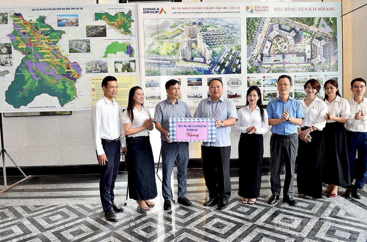 Chủ tịch UBND tỉnh Phan Huy Ngọc tặng quà cho cán bộ, nhân viên quản lý tòa nhà Dự án Nhà ở xã hội Golden Square Lào Cai.