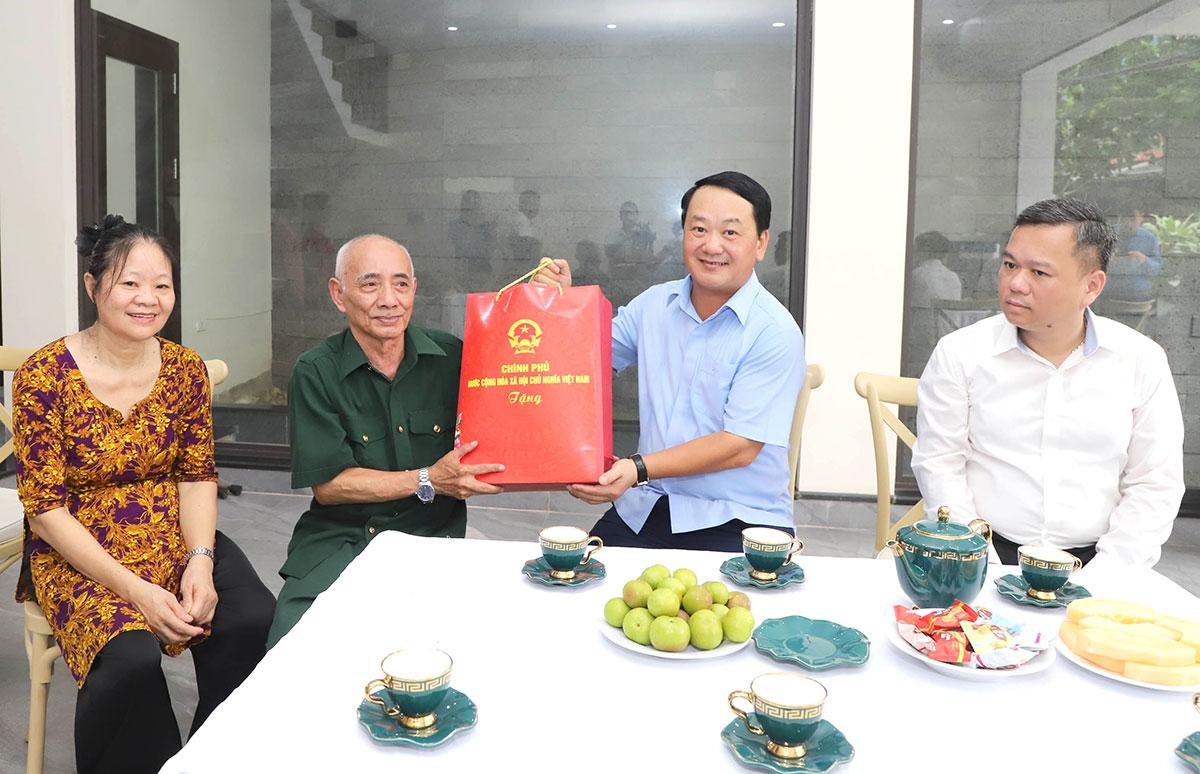 Thừa ủy quyền của Thủ tướng Chính phủ, Bí thư Tỉnh ủy Hầu A Lềnh tặng quà của Chính phủ cho ông Hà Hoa Bắc.