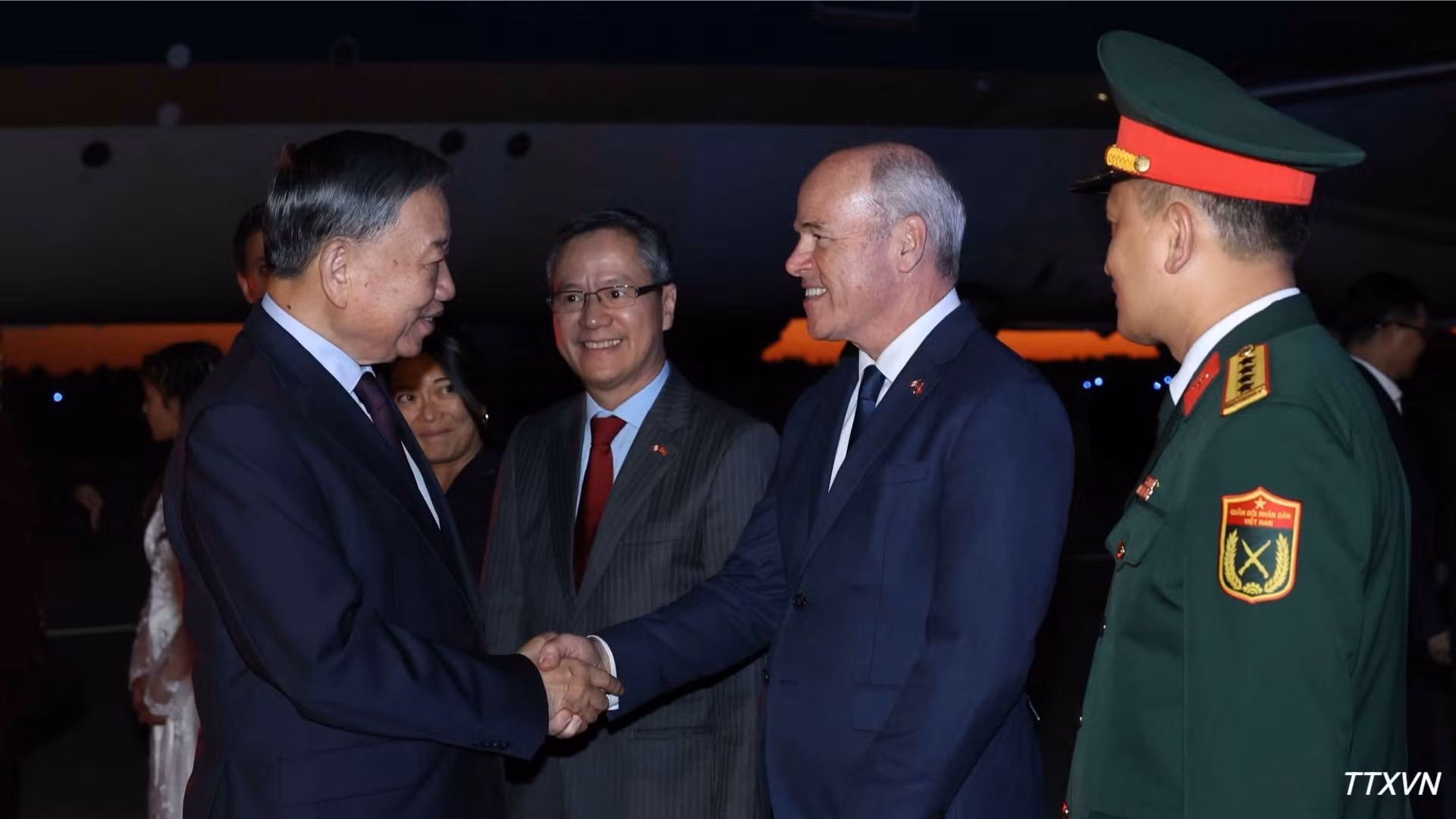 Quan chức Chính phủ Canada và cán bộ, nhân viên Đại sứ quán Việt Nam đón Tổng Bí thư, Chủ tịch nước Tô Lâm tại sân bay quốc tế Ottawa Mcdonald-Cartier. (Ảnh: Thống Nhất/TTXVN)