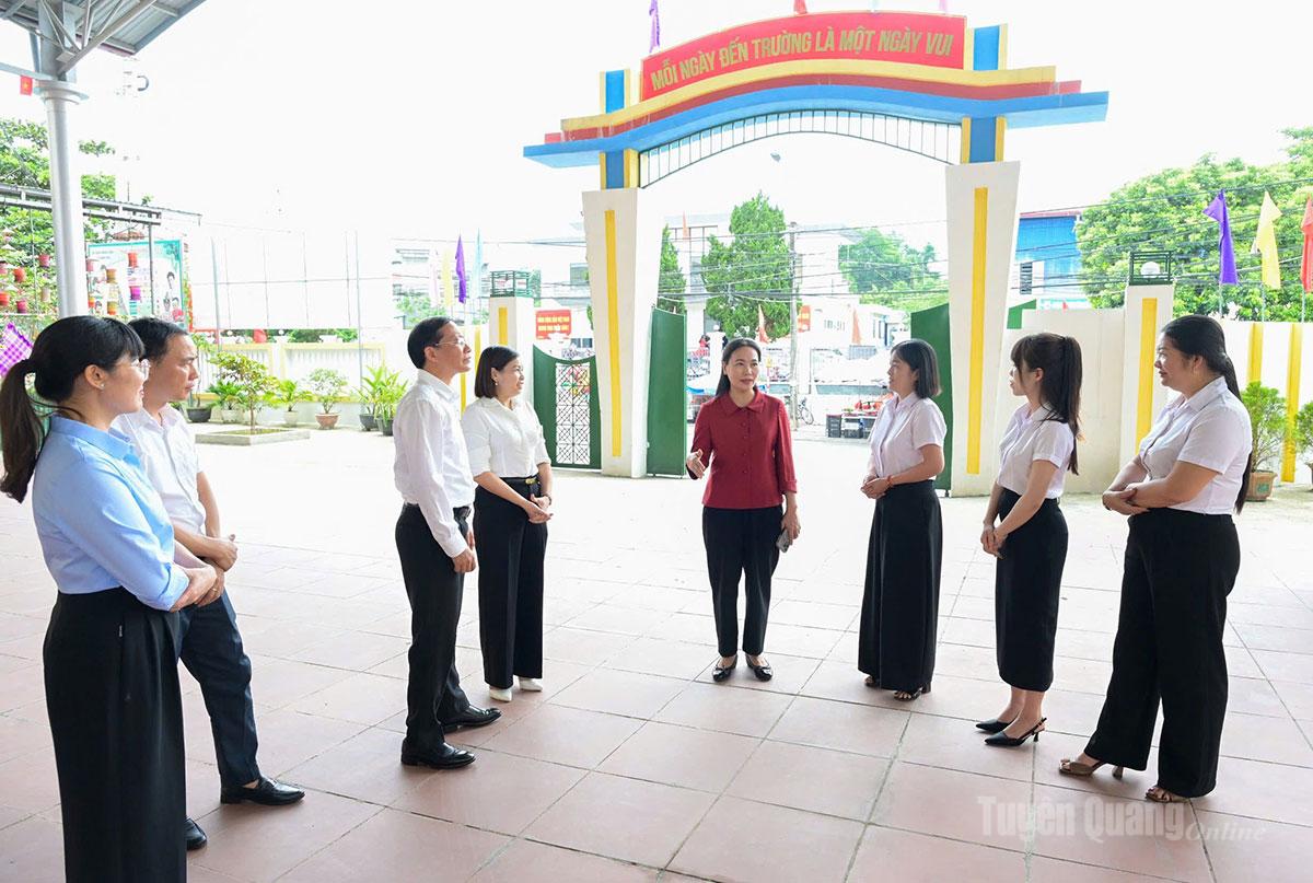 Đồng chí Nông Thị Bích Huệ nắm tình hình chuẩn bị năm học mới tại trường Mầm non Tân Yên.