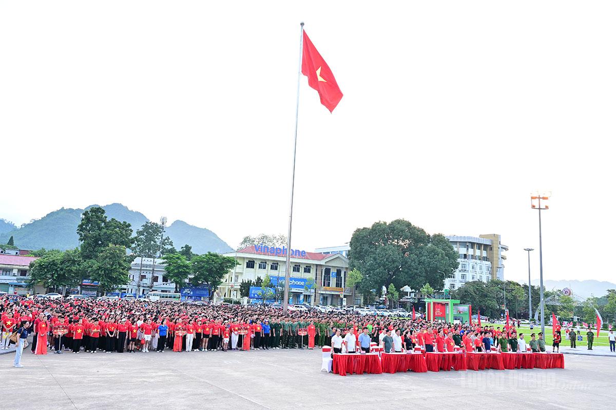 Quang cảnh buổi lễ tại Quảng trường Nguyễn Tất Thành.