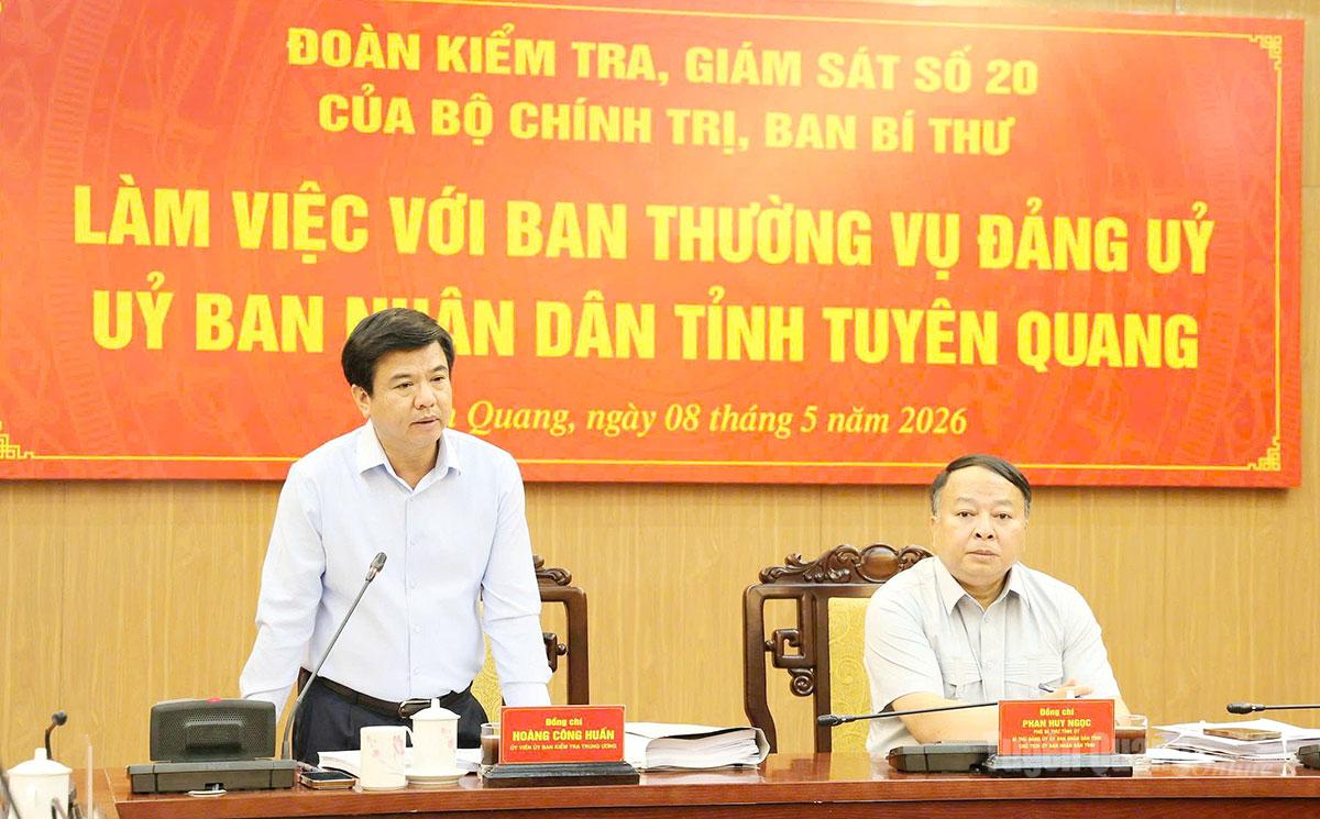 Đồng chí Hoàng Công Huấn, Ủy viên Ủy ban Kiểm tra Trung ương phát biểu tại buổi làm việc.