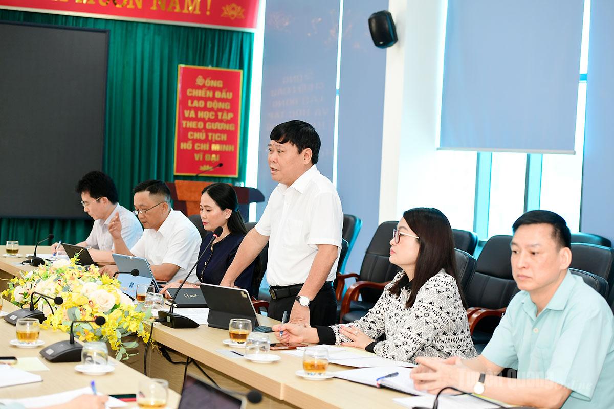 Đồng chí Mai Đức Thông, Ủy viên BCH Đảng bộ tỉnh, Bí thư Đảng ủy, Giám đốc Báo và phát thanh, truyền hình Tuyên Quang, Chủ tịch Hội Nhà báo tỉnh phát biểu tại buổi làm việc.