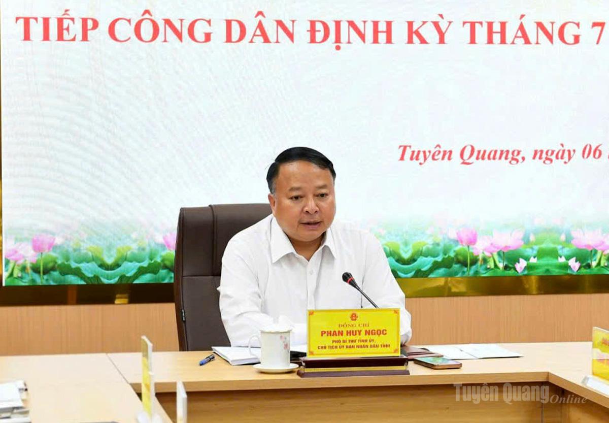 Đồng chí Chủ tịch UBND tỉnh Phan Huy Ngọc phát biểu tại buổi tiếp công dân yêu cầu khẩn trương hoàn thành việc cấp Giấy chứng nhận quyền sử dụng đất cho các hộ dân xã Thượng Lâm.