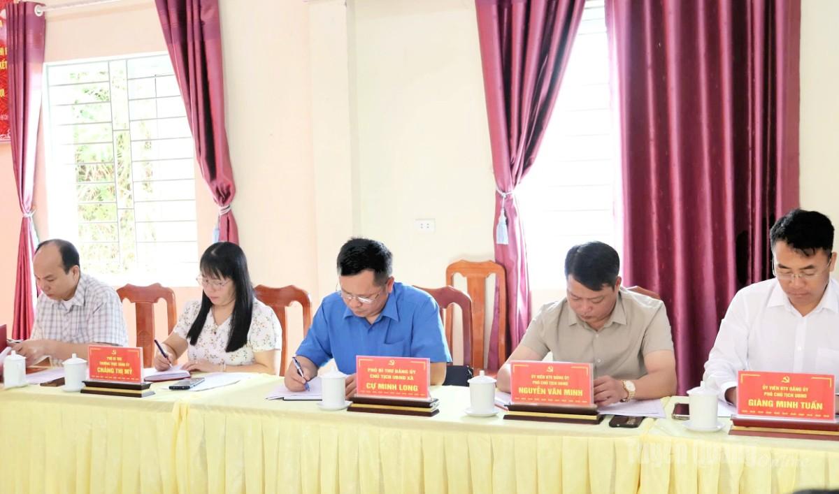 Các đại biểu dự buổi làm việc.
