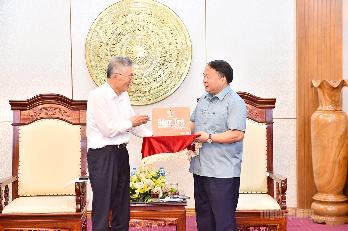 Chủ tịch UBND tỉnh Phan Huy Ngọc tặng quà lãnh đạo Công ty cổ phần EREX.