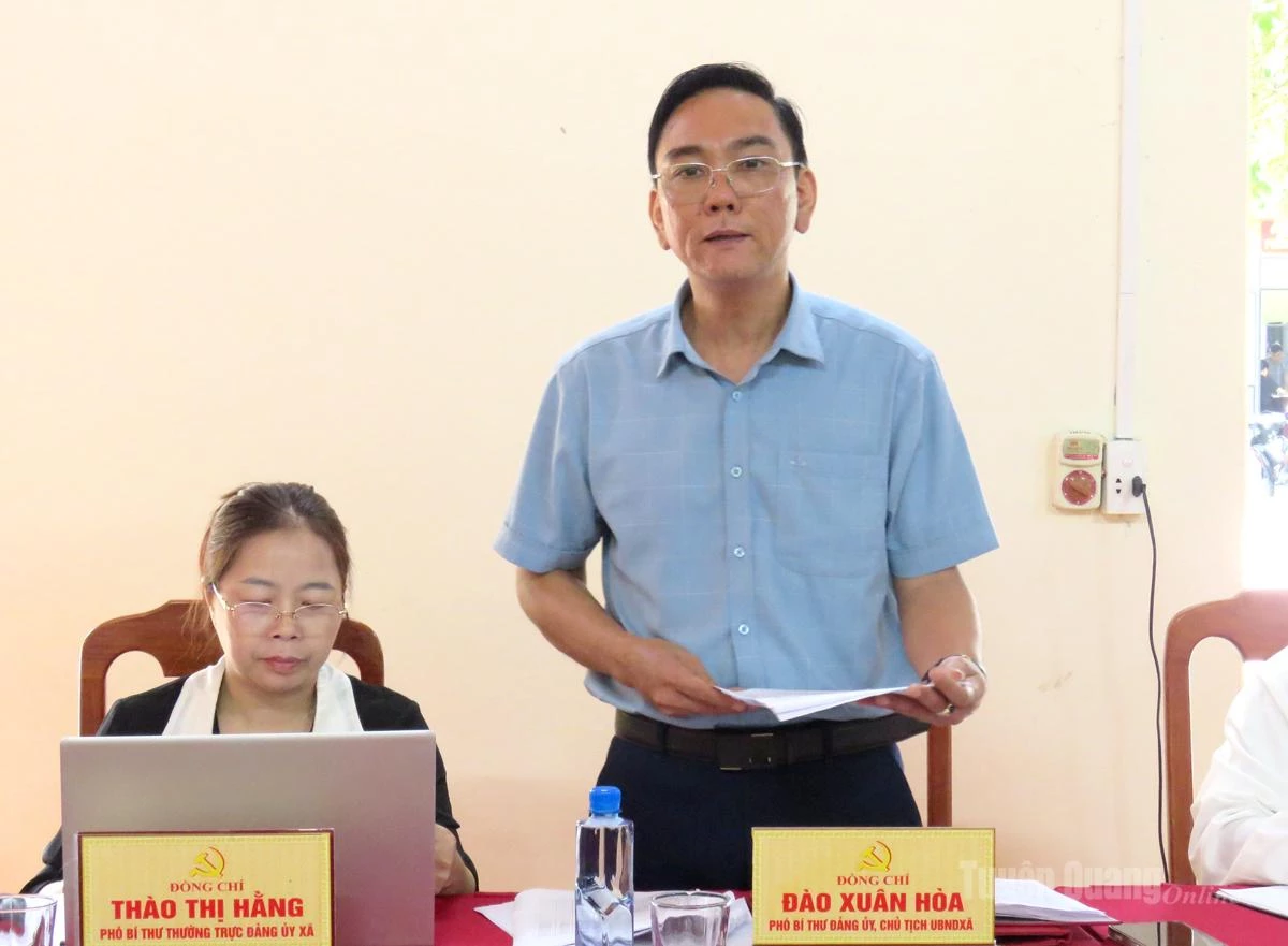 Đồng chí Đào Xuân Hòa, Phó Bí thư Đảng ủy, Chủ tịch UBND xã Trung Thịnh báo cáo tại buổi làm việc.