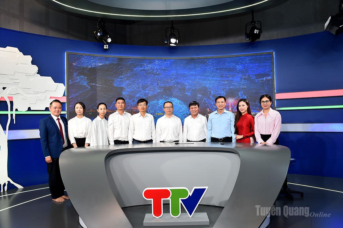 Các đại biểu chụp ảnh chung tại phòng quay thời sự.