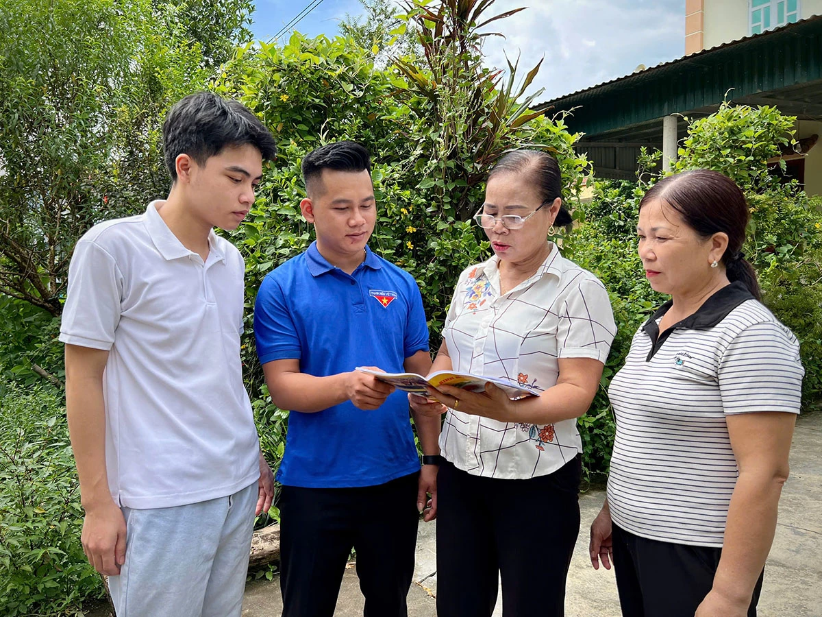 Bà Nguyễn Thị Lượt, Bí thư Chi bộ tổ dân phố Kim Phú 5, phường Mỹ Lâm tuyên truyền về chủ trương, ý nghĩa công tác phát triển đảng viên ở vùng đồng bào có đạo.