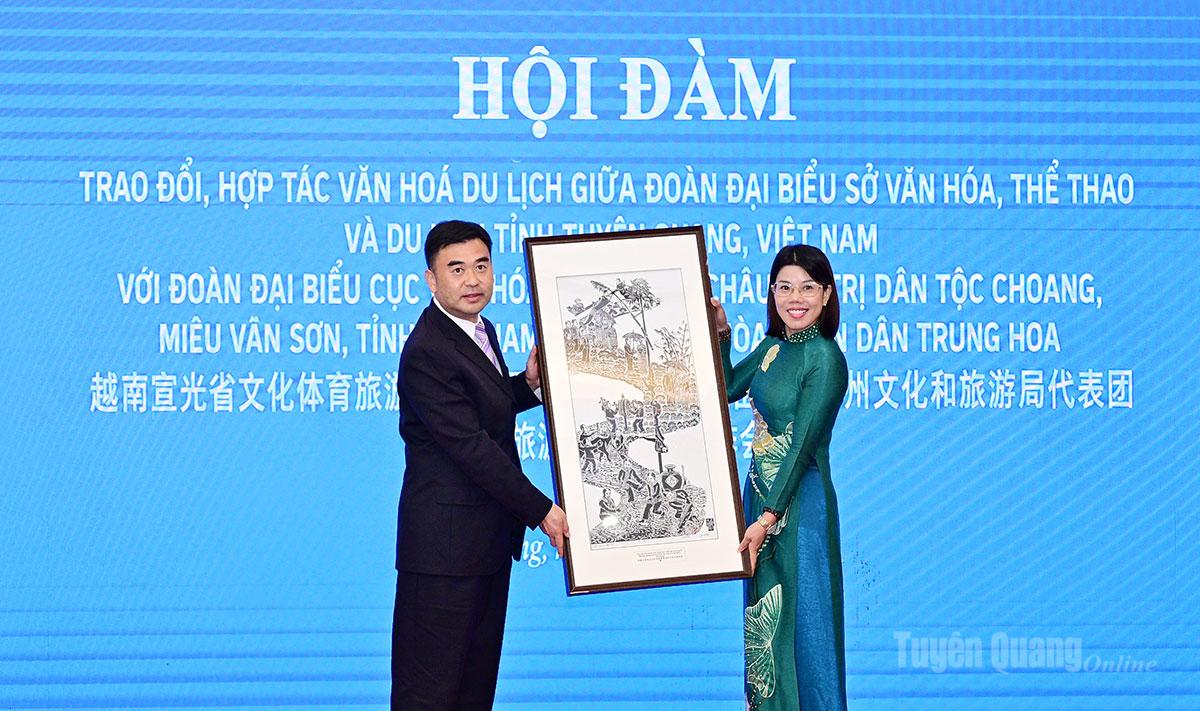 Đoàn châu Vân Sơn tặng Sở Văn hóa, Thể thao và Du lịch tỉnh Tuyên Quang bức tranh.