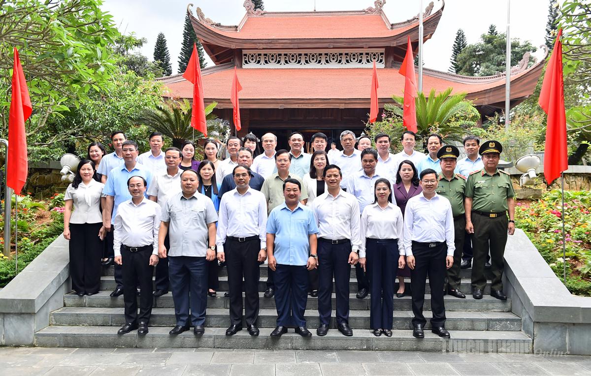 Các đại biểu hai tỉnh
Tuyên Quang
và Thái Nguyên
chụp ảnh lưu niệm
tại Nhà tưởng niệm Chủ tịch Hồ Chí Minh tại Hội nghị gặp mặt, ký kết Bản ghi nhớ
về một số nội dung
hợp tác giữa hai
địa phương có truyền thống cách mạng
trong giai đoạn mới.