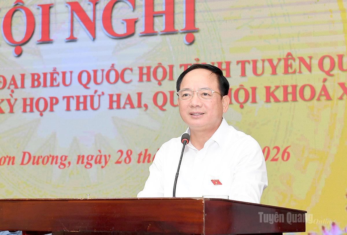 Đồng chí Trịnh Văn Quyết, Ủy viên Bộ Chính trị, Bí thư Trung ương Đảng, Trưởng Ban Tuyên giáo phát biểu tại Hội nghị tiếp xúc cử tri.