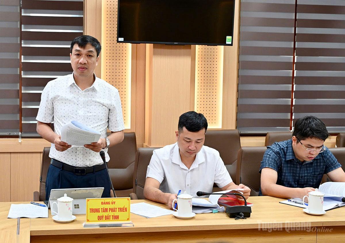 Lãnh đạo Trung tâm phát triển quỹ đất tỉnh báo cáo tình hình hoạt động của trung tâm.