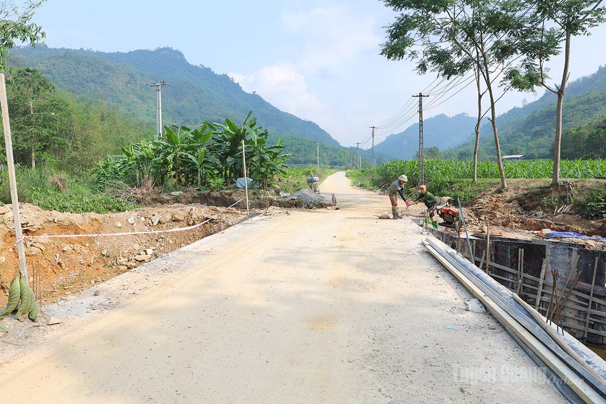 Hạ tầng giao thông thôn xã Tri Phú được đầu tư xây dựng giúp người dân đi lại thuận lợi.