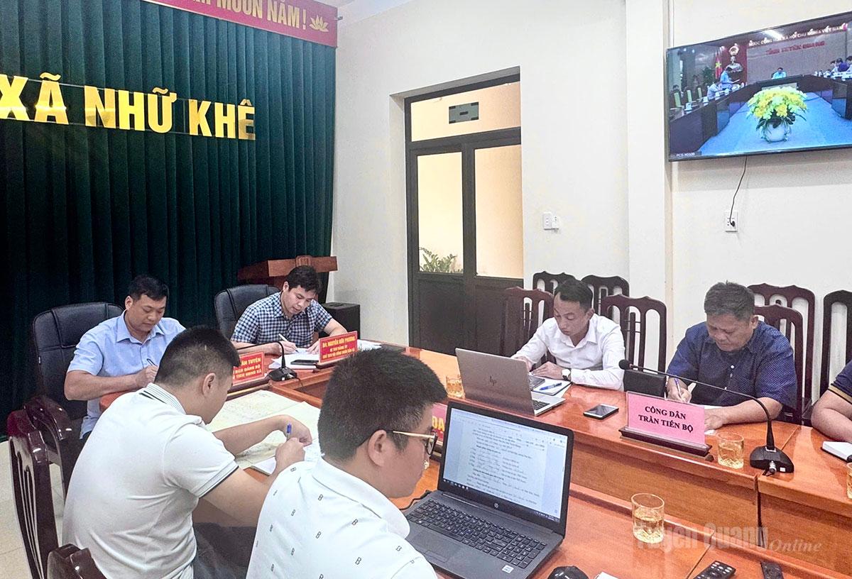 Công dân Trần Tiến Bộ và cấp uỷ, chính quyền xã Nhữ Khê tại điểm cầu xã.