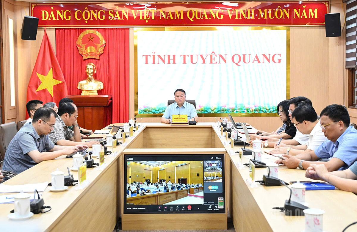 Đồng chí Phan Huy Ngọc, Phó Bí thư Tỉnh ủy, Chủ tịch UBND tỉnh dự họp tại điểm cầu Tuyên Quang.