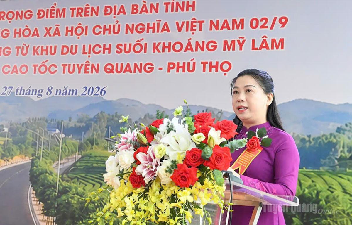 Đồng chí Lê Thị Kim Dung, Phó Bí thư Thường trực Tỉnh ủy, Trưởng Đoàn đại biểu Quốc hội khóa XVI tỉnh phát biểu tại buổi lễ.