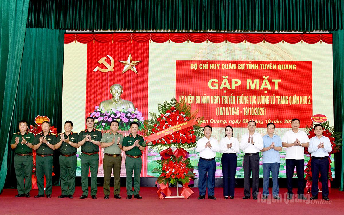 Các đồng chí lãnh đạo tỉnh tặng hoa chúc mừng Bộ CHQS tỉnh nhân dịp Kỷ niệm 80 năm ngày truyền thống lực lượng vũ trang Quân khu 2.