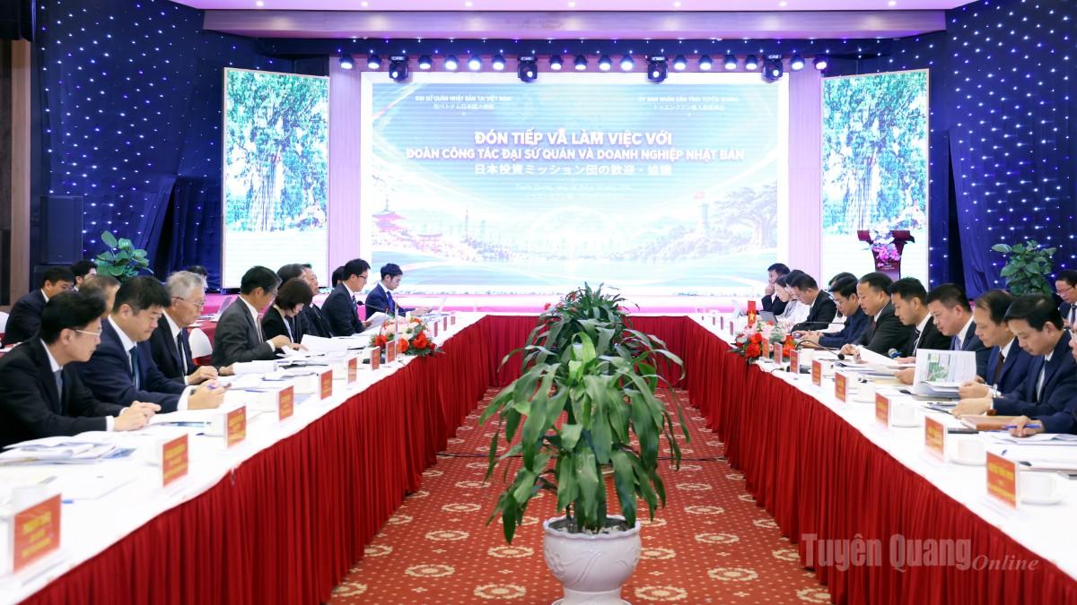 Quang cảnh buổi làm việc.