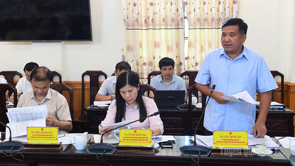Đồng chí Phó Chủ tịch Thường trực HĐND tỉnh Hầu Minh Lợi phát biểu tại phiên họp.