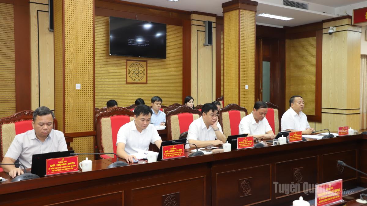 Các đại biểu tham dự họp.