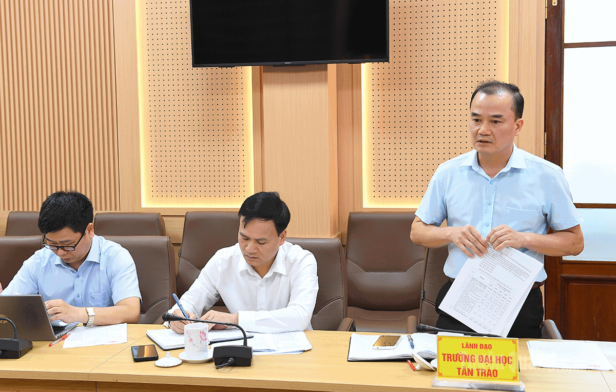 Lãnh đạo Trường Đại học Tân Trào báo cáo về công tác đào tạo của nhà trường trong giai đoạn vừa qua.
