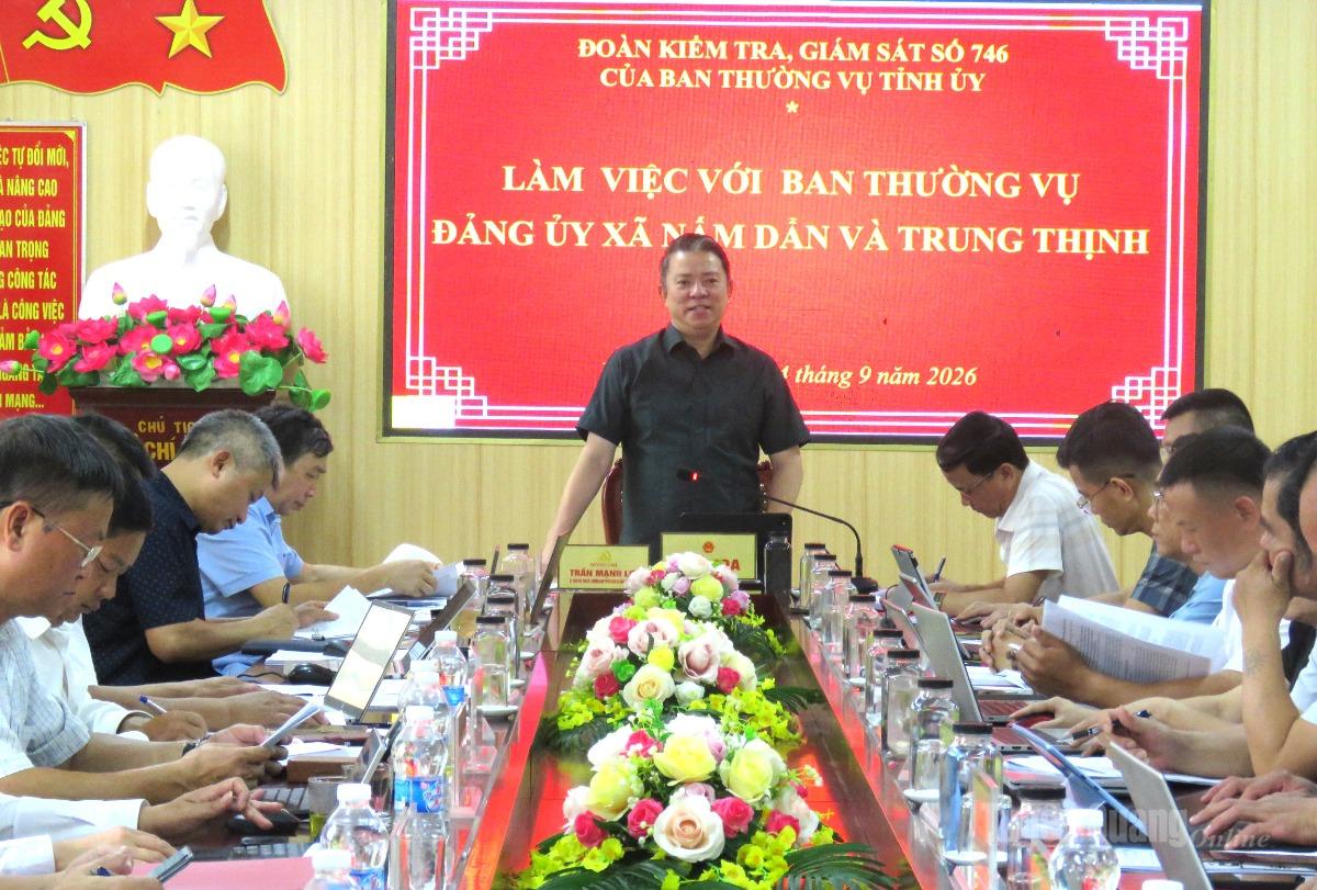 Đồng chí Trần Mạnh Lợi, Trưởng ban Tuyên giáo Tỉnh ủy phát biểu kết luận buổi làm việc với BTV Đảng ủy xã Trung Thịnh và Nấm Dẩn.