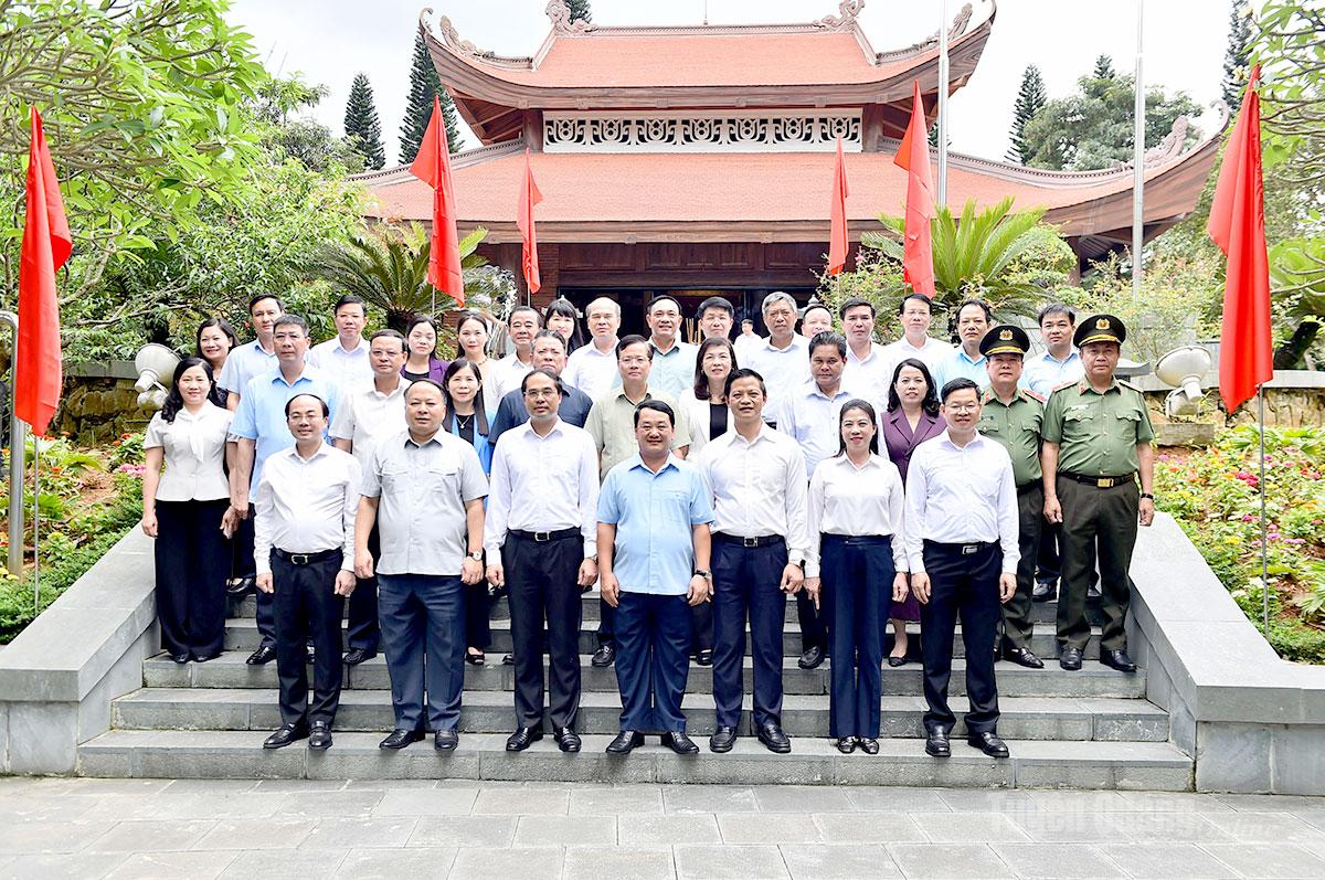 Các đại biểu hai tỉnh Tuyên Quang và Thái Nguyên chụp ảnh lưu niệm tại Nhà tưởng niệm Chủ tịch Hồ Chí Minh.