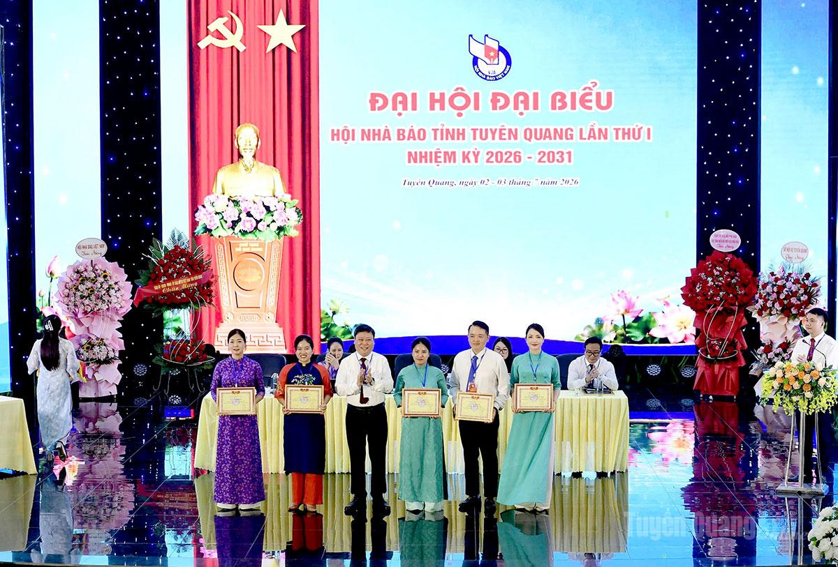 Đồng chí Mai Đức Thông, Ủy viên BCH Đảng bộ tỉnh, Bí thư Đảng ủy, Giám đốc Báo và phát thanh, truyền hình Tuyên Quang, Chủ tịch Hội Nhà báo tỉnh tặng Giấy khen cho các tập thể, cá nhân.