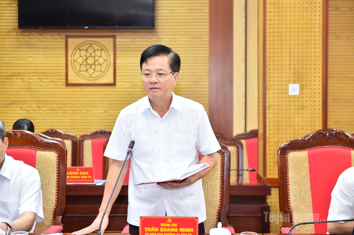 Đồng chí Trần Quang Minh, Trưởng Ban Tổ chức Tỉnh ủy phát biểu tại hội nghị.